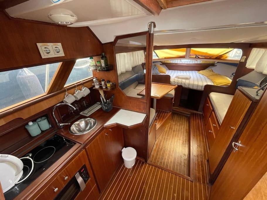ホテル Barco Acogedor - Cosy Boat - バルセロナ エクステリア 写真